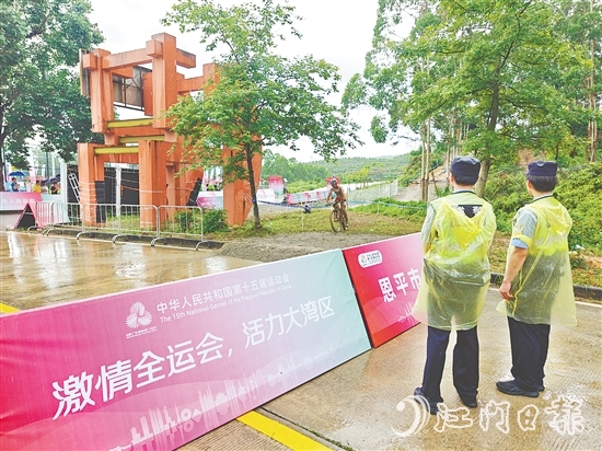 警察現(xiàn)場維持賽場秩序，保證比賽順利進行。