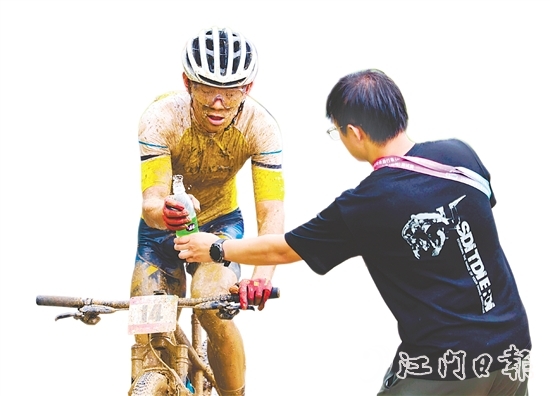 參賽選手在比賽中途補充水分。