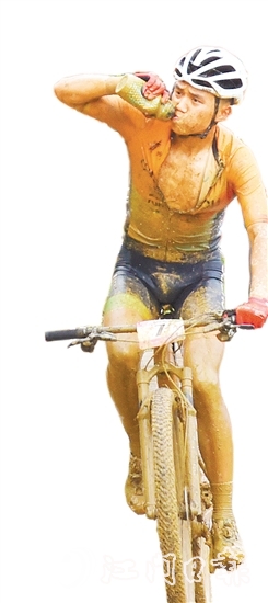 測試賽中，高難度賽道讓選手成了“小泥人”。