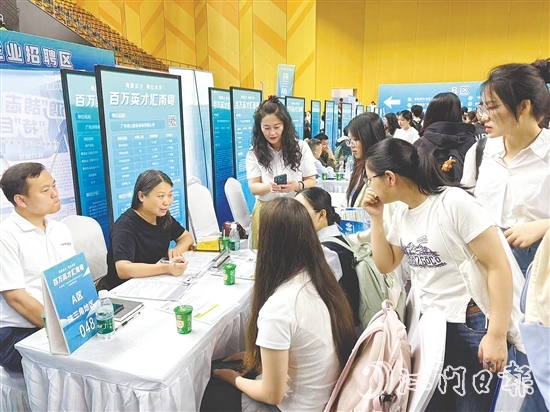 恩平市人社局組織企業(yè)進高校招聘人才。