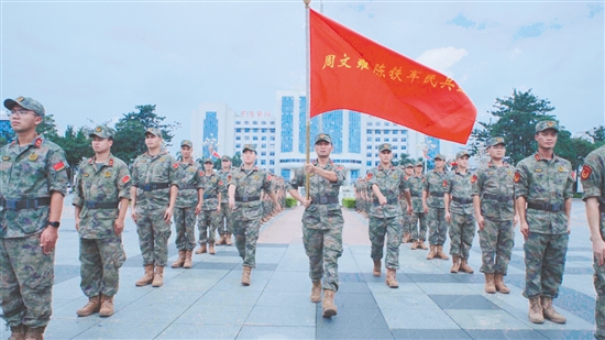 開平周文雍陳鐵軍民兵連黨員比例達(dá)49%。