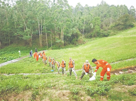 鶴山民兵進(jìn)行山洪災(zāi)害應(yīng)急救援演練。