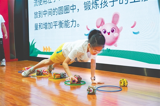 學(xué)生在體驗(yàn)趣味體態(tài)訓(xùn)練。