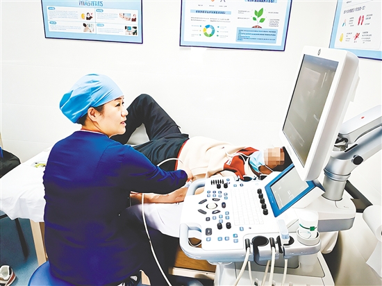 護士為患者進行血管通路功能評估。