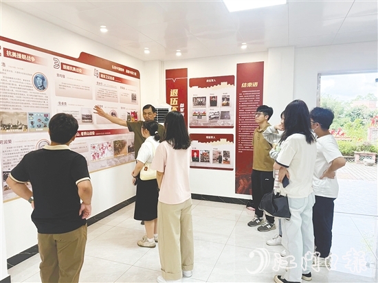 青年了解當(dāng)年知青到下麗村與村民同吃同住同勞動的歲月。