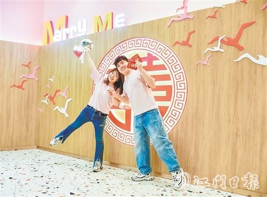 江海區(qū)婚姻登記處布置了溫馨浪漫的氛圍，吸引新人打卡留念。劉瓊