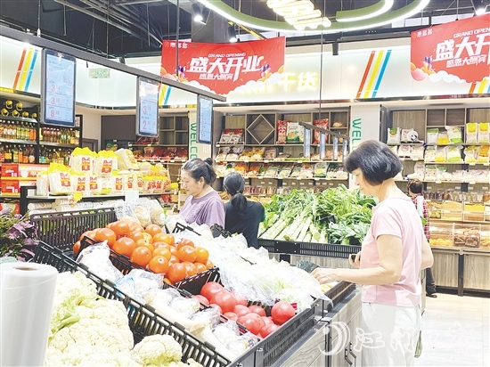 菜市場(chǎng)變身生鮮超市，吸引周邊居民前來(lái)選購(gòu)。