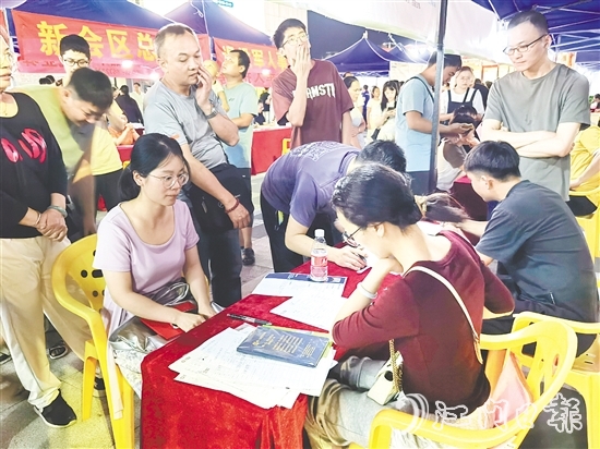 招聘會現(xiàn)場，求職者與企業(yè)精準對接。