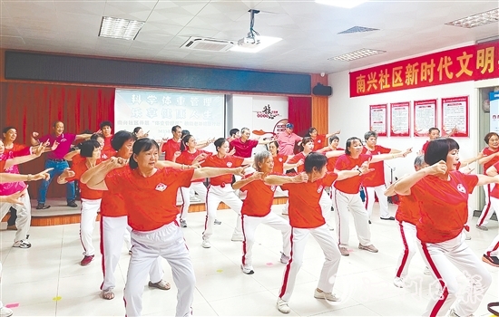 南興社區(qū)新時(shí)代文明實(shí)踐站將傳統(tǒng)中醫(yī)養(yǎng)生功法八段錦與體重管理目標(biāo)相結(jié)合，推出特色八段錦課程，廣受居民歡迎。