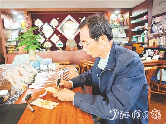 廖惠林使用電烙筆繪制葵藝書(shū)簽。