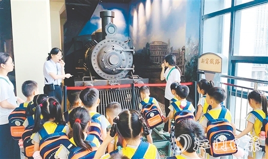 學校組織學生走進臺山市博物館，通過實地參觀和互動體驗，更加深入地了解家鄉(xiāng)歷史文化。