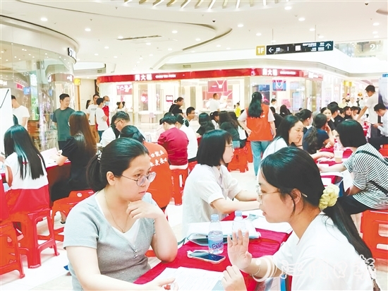 臺(tái)山市構(gòu)建“驛站+市場(chǎng)+企業(yè)”三位一體服務(wù)模式，通過(guò)定期舉辦專場(chǎng)招聘會(huì)、開(kāi)發(fā)零工即時(shí)對(duì)接平臺(tái)、建立重點(diǎn)企業(yè)用工聯(lián)盟，實(shí)現(xiàn)就業(yè)服務(wù)24小時(shí)“不打烊”。