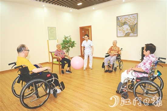 新會區(qū)養(yǎng)老中心定期安排活動，讓入住長者的晚年生活過得充實而有趣。