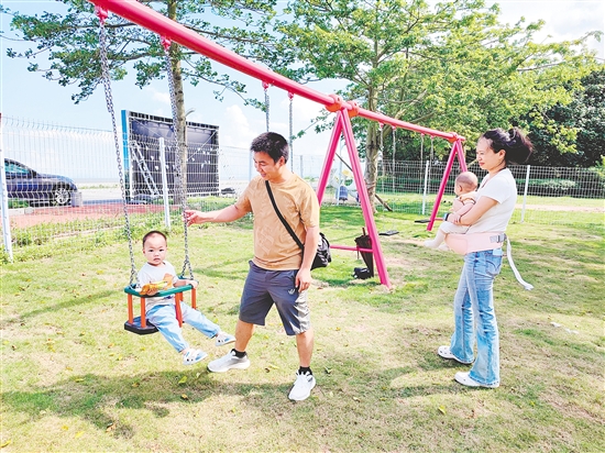 不少家長(zhǎng)帶著孩子來(lái)碧海銀湖精靈鳥(niǎo)兒童樂(lè)園游玩。