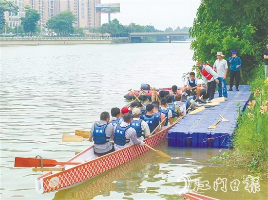從本周開始，參賽隊(duì)伍在錦江河開展訓(xùn)練。