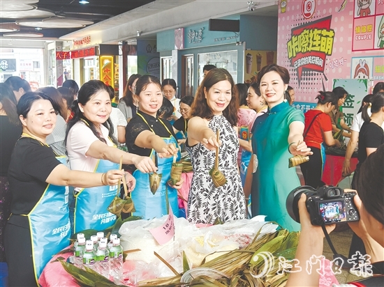 恩平市舉辦慈善包粽活動，這是這座“感恩之城”一年一度的溫情盛會。