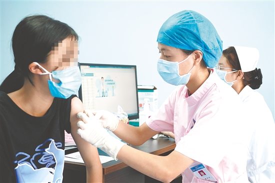 醫(yī)護人員為適齡女生接種HPV疫苗。