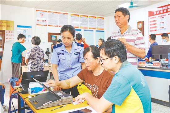 活動(dòng)為群眾提供“現(xiàn)場拍照+當(dāng)場辦證”“一站式”辦理便民服務(wù)。