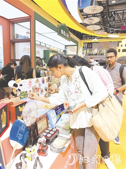 富有僑鄉(xiāng)特色的開平文創(chuàng)產(chǎn)品吸引外籍客商關(guān)注。