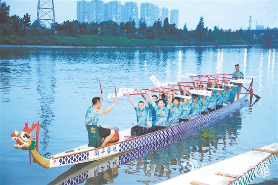 開平河道上吶喊聲此起彼伏，各村龍舟隊(duì)正緊鑼密鼓備戰(zhàn)訓(xùn)練。