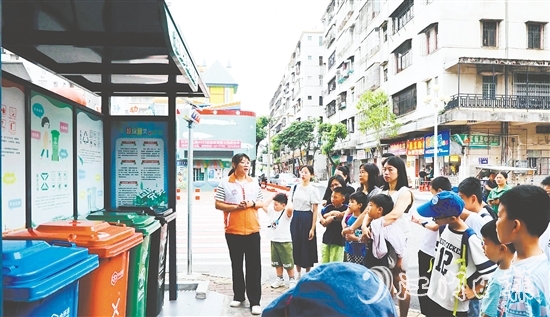 親子家庭深入了解開平生活垃圾處理從單一填埋到分類處理的發(fā)展歷程。