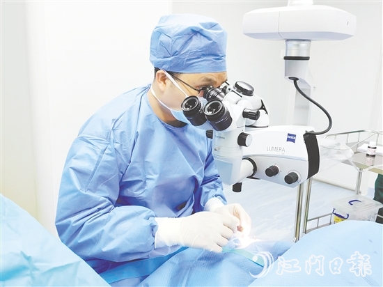 陳新宇為患者進(jìn)行手術(shù)中。