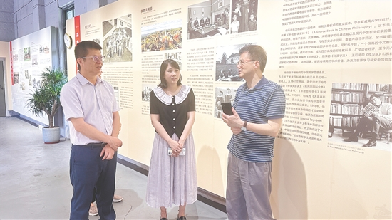 王海龍（右）探訪陳榮捷故里，深入了解陳榮捷的生平細(xì)節(jié)。