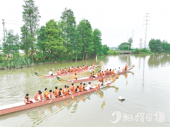 江海區(qū)組織新市民參加龍舟體驗(yàn)活動(dòng)。