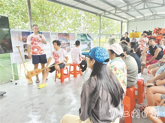 禮樂中正坊教練對(duì)新市民進(jìn)行龍舟基本培訓(xùn)。