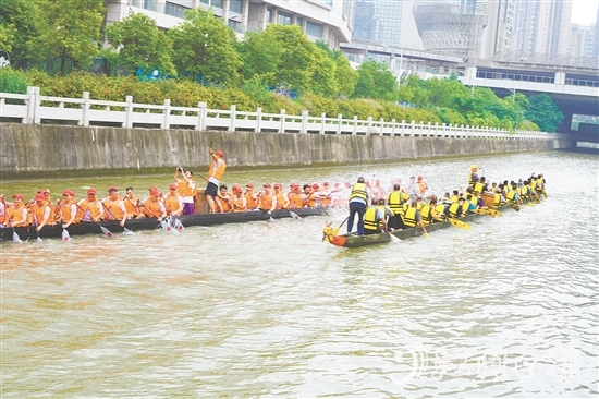 為迎接端午龍舟巡游活動，外海組織龍舟訓(xùn)練。