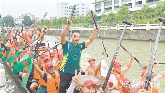 龍舟不僅是傳統(tǒng)活動，更承載著深厚的精神內(nèi)涵。參與龍舟競渡對江海人來說是一種榮譽。