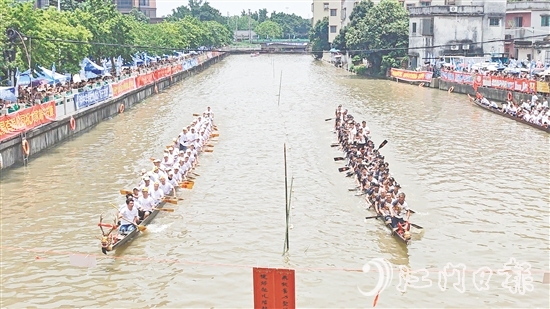 扒丁們?cè)诒荣愔袏^力劃槳。