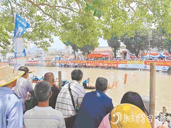 龍舟競(jìng)渡熱鬧上演，大量市民游客現(xiàn)場(chǎng)觀看。