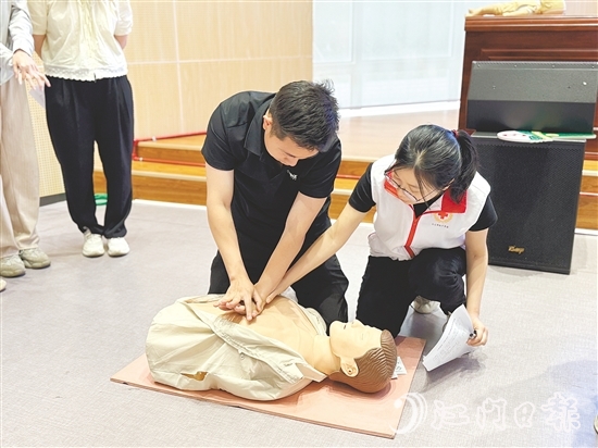 學(xué)員在講師的悉心指導(dǎo)下分組進行模擬操作，體驗急救過程，提升應(yīng)急處置能力。