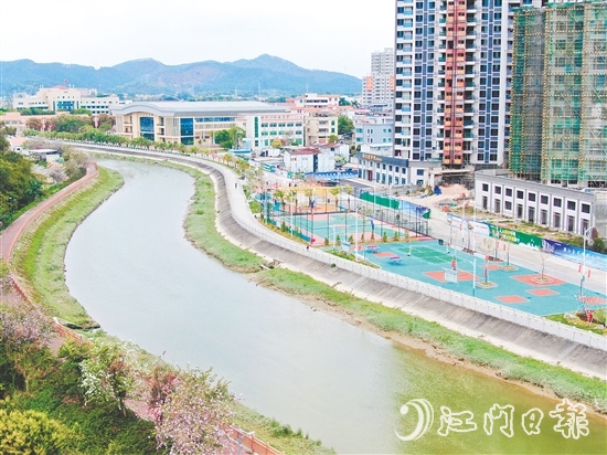 大江鎮(zhèn)濱水休閑公園已成為群眾健康休閑的“熱門打卡地”。