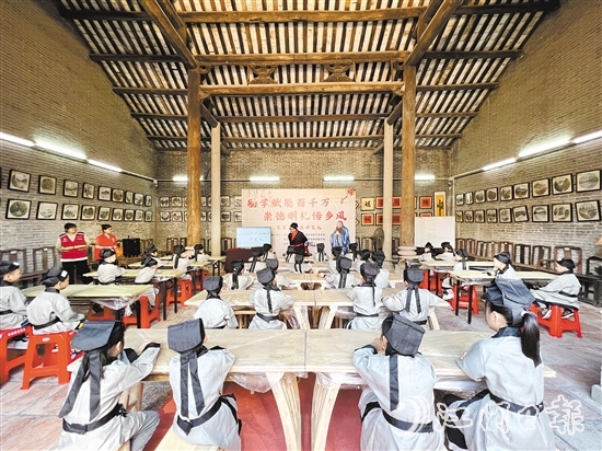 篁莊社區(qū)培育多個(gè)品牌活動(dòng)，讓文化“可閱讀、可體驗(yàn)、可感知”。圖為社區(qū)開(kāi)筆禮現(xiàn)場(chǎng)。