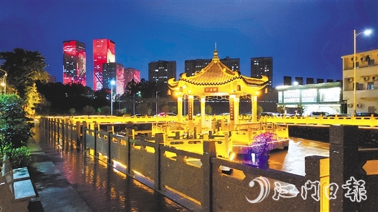 篁莊社區(qū)積極修繕活化老舊建筑，以文明實(shí)踐夯實(shí)民生基礎(chǔ)。圖為“仁壽閣”親水涼亭夜景。