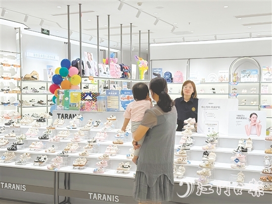 商家推出兒童節(jié)優(yōu)惠活動，吸引消費者駐足選購。