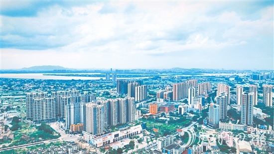 鶴山市將全國文明城市創(chuàng)建與省“百千萬工程”典型縣建設(shè)緊密結(jié)合、協(xié)同推進，著力推進城鄉(xiāng)區(qū)域協(xié)調(diào)發(fā)展。圖為鶴山城區(qū)新貌。
