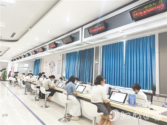 鶴山市行政服務(wù)中心以文明城市創(chuàng)建工作為抓手，推出一系列便民舉措，助力打造優(yōu)質(zhì)營造環(huán)境。