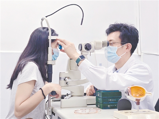 醫(yī)生對患者進行檢查。