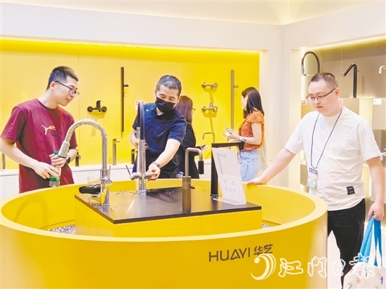 此次上海廚衛(wèi)展現(xiàn)場(chǎng)，開(kāi)平衛(wèi)浴企業(yè)帶來(lái)多款引發(fā)業(yè)界關(guān)注的代表性新品。