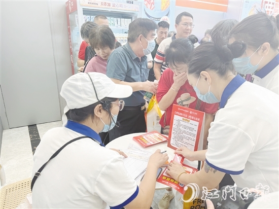 不少長(zhǎng)者前來參加活動(dòng)和辦理長(zhǎng)者優(yōu)惠卡。