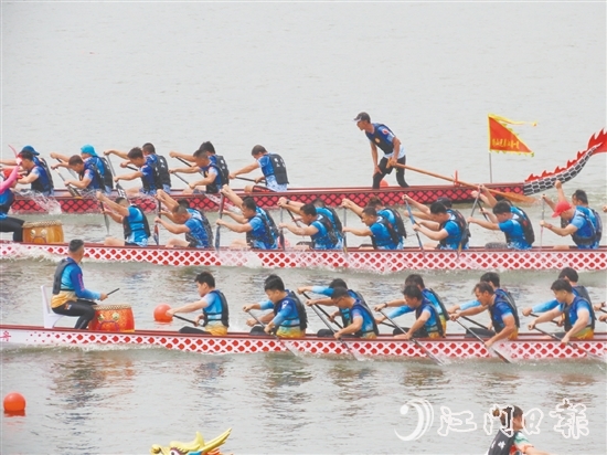 5月31日上午，2025年開平市國際龍舟邀請賽成功舉行，36支國內(nèi)外龍舟隊亮相潭江，飛馳競渡。