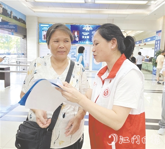 黨員志愿者為老年人提供全流程“暖心陪伴”服務(wù)。