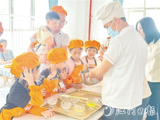 禮樂街道黨群服務(wù)中心邀請面點師指導孩子們制作糕點。