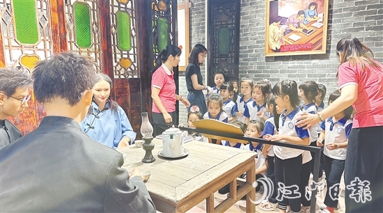 外海街道攜手江門幼師，打造“行走的思政課”，帶領(lǐng)青少年體悟革命先輩的精神。