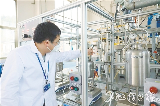 胡楊對生產(chǎn)步驟進行檢查。