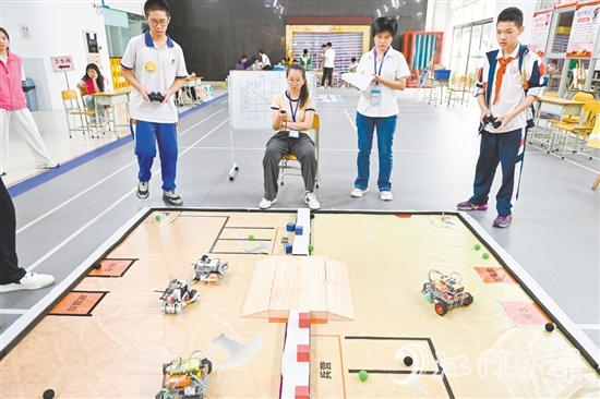 青少年機(jī)器人競賽現(xiàn)場。