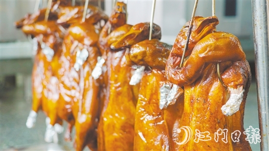 新鮮出爐的燒鵝表皮鮮紅油潤(rùn)，讓人食指大動(dòng)。